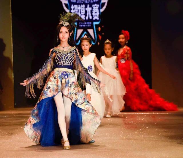 余菲菲荣获东莞杯少儿超模大赛总冠军,喜登广东时装周