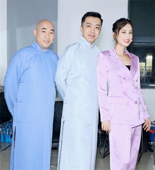 黄圣依中秋央视首次说相声,搭档李菁王萌逗翻全场